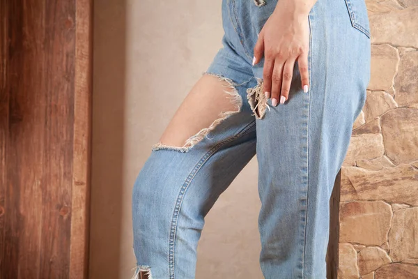 Jonge Vrouw Moderne Gescheurde Jeans Thuis — Stockfoto