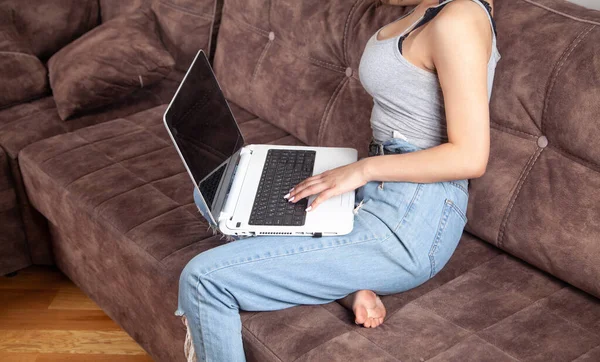 Mulher Usando Computador Portátil Branco Casa — Fotografia de Stock