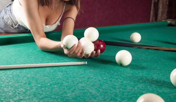 Caucasian Young Girl Playing Billiards — Stock Photo, Image