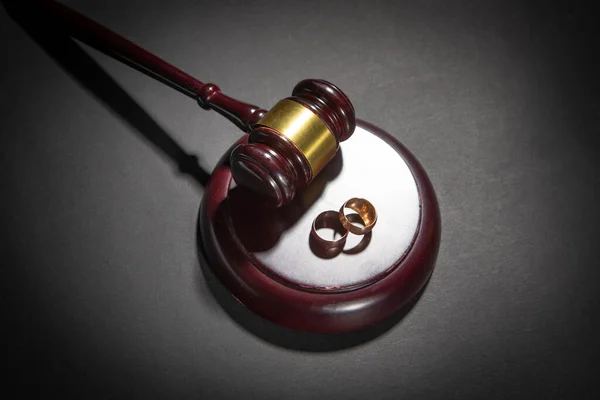 stock image Judge gavel with a wedding rings. Divorce proceedings