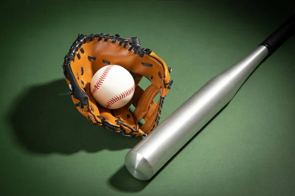Baseball Bat Och Baseball Den Gröna Bakgrunden — Stockfoto