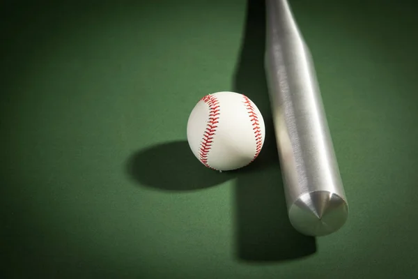 Baseball Bat Baseball Zielonym Tle — Zdjęcie stockowe