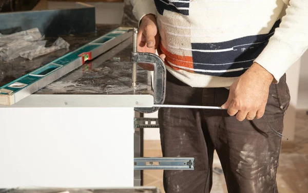 Mann Baut Neue Küchenarbeitsplatte Zusammen — Stockfoto