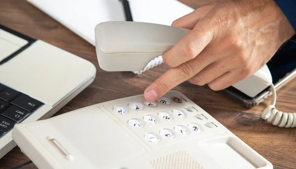 Geschäftsmann Hält Telefonhörer Bürotisch — Stockfoto