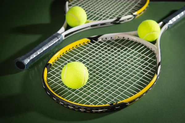 Tennis Boll Och Racketar Den Gröna Bakgrunden — Stockfoto