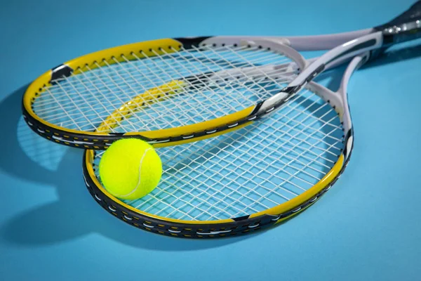 Tennis Boll Och Racketar Den Blå Bakgrunden — Stockfoto
