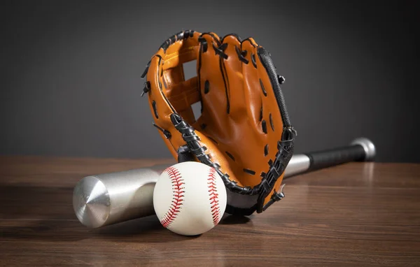 Läderhandske Med Baseball Och Fladdermus Träbakgrund — Stockfoto