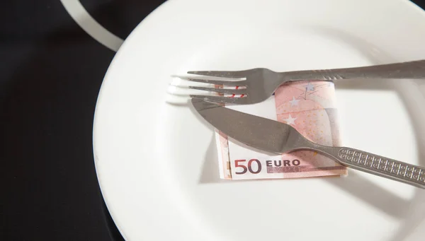 有欧元钱 叉子和刀的盘子 — 图库照片