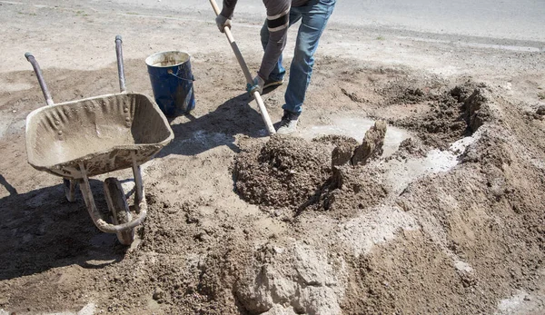 Pekerja Mempersiapkan Beton Dengan Sekop Lokasi Konstruksi — Stok Foto
