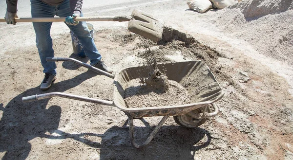 Pekerja Mempersiapkan Beton Dengan Sekop Lokasi Konstruksi — Stok Foto