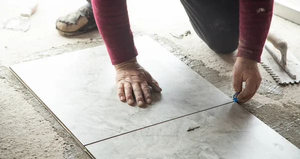 Verlegung Keramischer Bodenfliesen Sanierung Des Fußbodens — Stockfoto