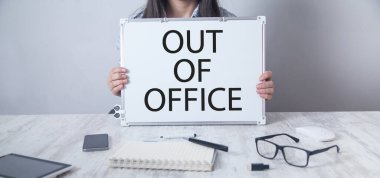 Ofis Dışını Gösteren İş Kızı mesajı.