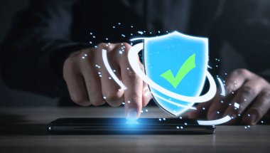 Adam bir kalkan simgesi gösteriyor. Web güvenliği