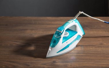 Ahşap masada modern demir..