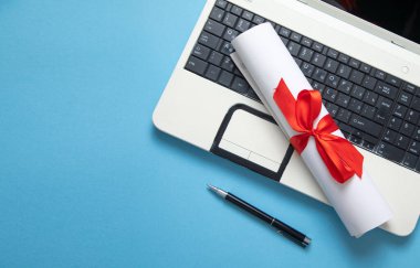 Diploma, dizüstü bilgisayara kalem koy..