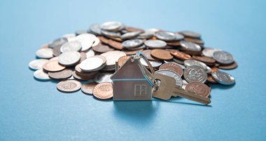 Evin anahtarları bozuk para yığınının üstünde..