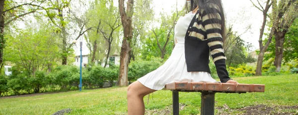 Mulher Jovem Caucasiana Sentada Parque — Fotografia de Stock