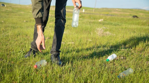 Hombre Recoge Botellas Plástico Del Parque Hierba — Foto de Stock