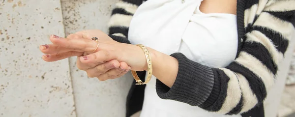 Vrouw Met Sieraden Armband Mode Stijl — Stockfoto