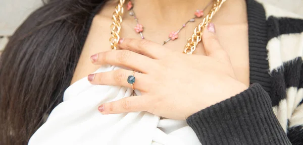 Νεαρή Γυναίκα Που Δείχνει Δαχτυλίδι Αρραβώνων — Φωτογραφία Αρχείου