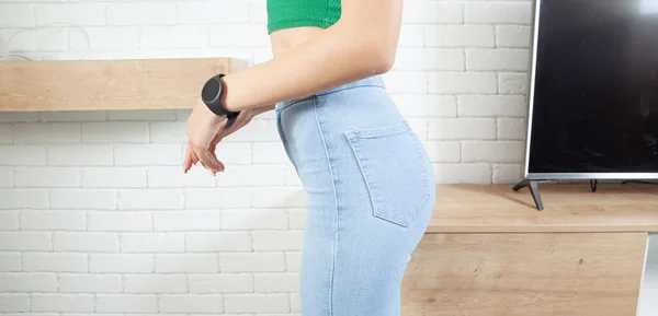 Kaukasische Jonge Vrouw Draagt Thuis Blauwe Jeans — Stockfoto