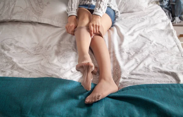 Jovem Com Uma Meia Calça Cama — Fotografia de Stock