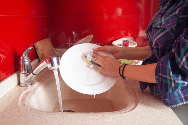 Wanita Tangan Mencuci Piring Putih Wastafel Dapur — Stok Foto