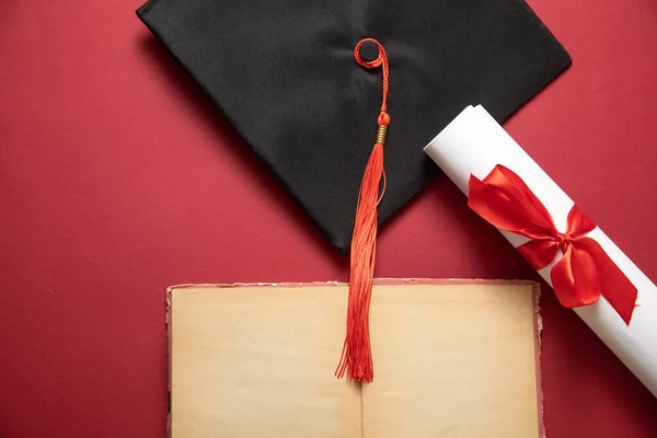 波尔多背景的毕业帽和毕业文凭 — 图库照片