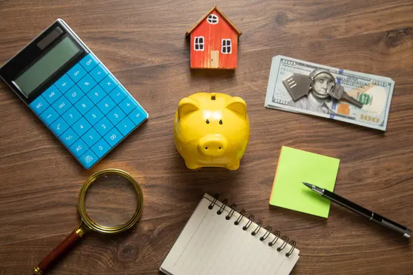房子模型 小猪银行和木制桌子上的钱 — 图库照片