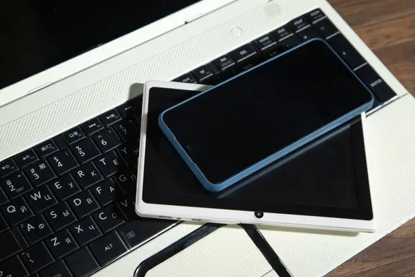Smartphone Tablet Computador Portátil Mesa Madeira — Fotografia de Stock