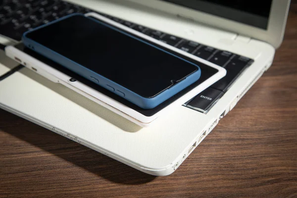 Smartphone Tablet Notebook Dřevěném Stole — Stock fotografie