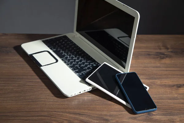 Ahşap Masada Akıllı Telefon Tablet Dizüstü Bilgisayar — Stok fotoğraf