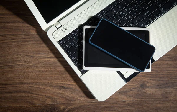 Smartphone Tablet Laptop Auf Dem Holztisch — Stockfoto