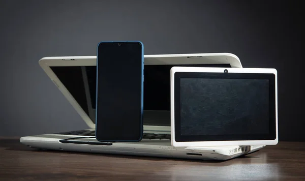 Smartfon Tablet Laptop Drewnianym Stole — Zdjęcie stockowe
