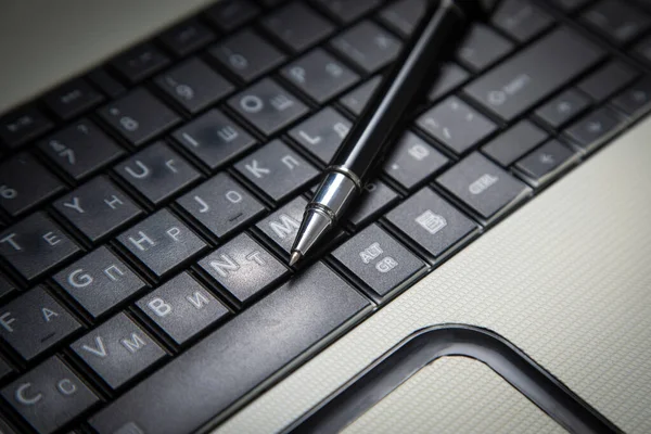 Bilgisayar Klavyesinde Siyah Kalem — Stok fotoğraf