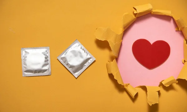 Prezervatif Kırmızı Kalp Güvenli Seks — Stok fotoğraf