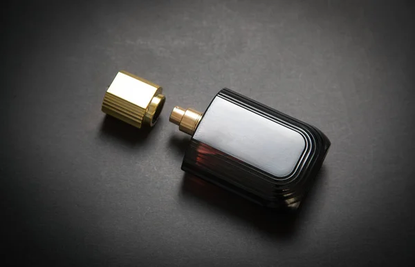 Botella Perfume Sobre Fondo Negro — Foto de Stock