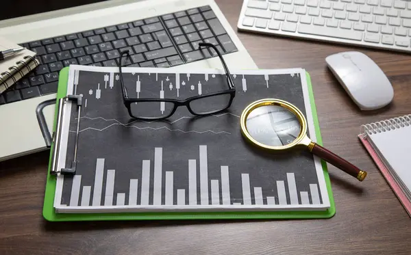 Brýle Lupy Finanční Grafy Stole — Stock fotografie