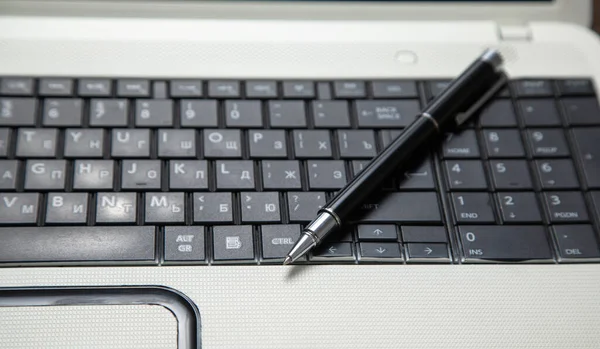Stift Und Notizblock Auf Der Computertastatur — Stockfoto