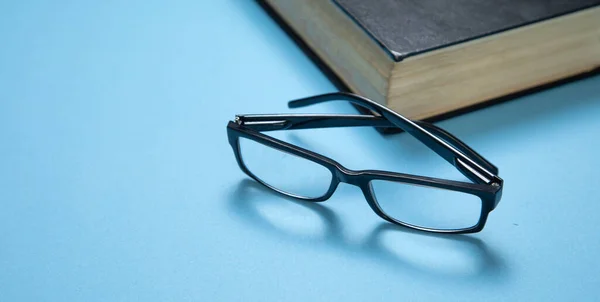 眼鏡と青の背景の本 — ストック写真