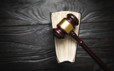 Yargıç Tokmak ve kitap siyah masada..