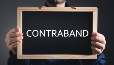 Adam tahtada Kaçak Sözcük Gösteriyor.