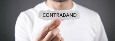 Kaçak Kelimeyi Kağıt Üzerinde Gösteren Adam.