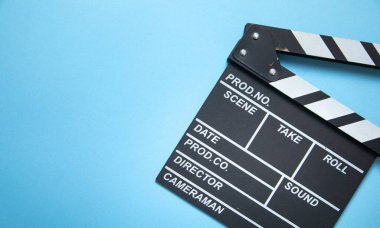 Mavi arkaplanda film alkışı.