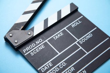 Mavi arkaplanda film alkışı.