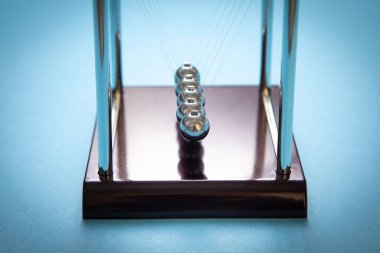 Mavi arka planda Newton 'un beşik topları. 