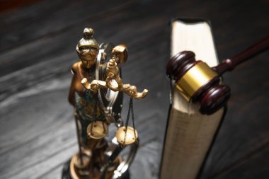  Adalet Heykeli, kitap ve tokmak.