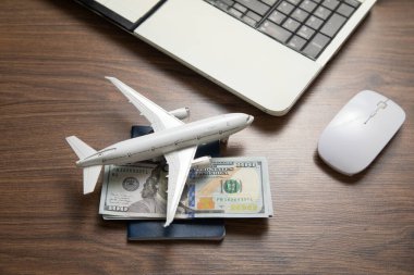 Dizüstü bilgisayarı olan oyuncak uçak..