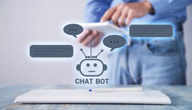 Çevrimiçi bilgi için Sohbet Robotu uygulamalı tablet kullanan insanlar. Yapay Zeka kavramı