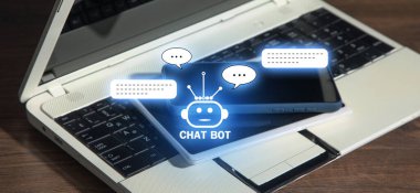 Çevrimiçi bilgi için Chat Bot uygulamalı akıllı telefon, tablet, dizüstü bilgisayar. Yapay Zeka kavramı